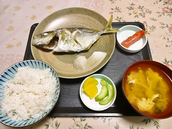 朝食（カイワリの塩焼き、他）