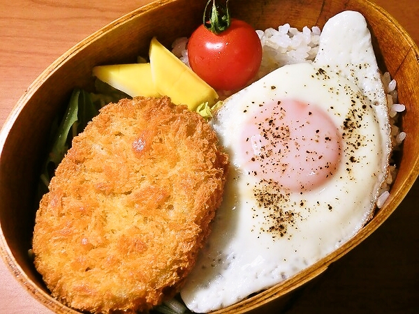コロッケと目玉焼きのお弁当