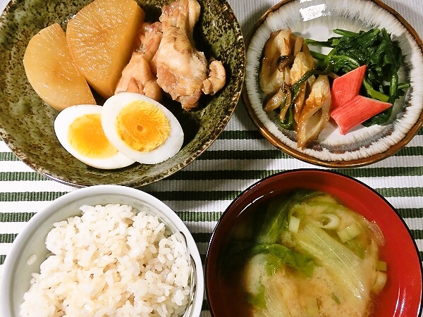 鶏手羽元と大根の煮物の晩ごはん