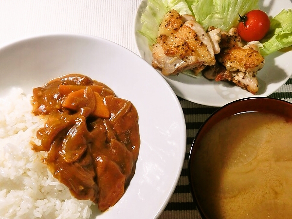 カレーライスとチキンソテーの晩ごはん