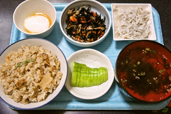 炊き込みご飯の朝食