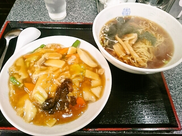 給料日のランチ(中華丼セット)