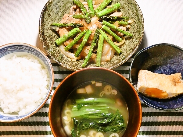 豚肉と玉ねぎのポン酢炒めアスパラソテー乗せの晩ごはん