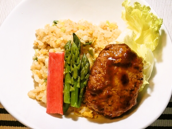 ネギ炒飯とハンバーグのワンプレート晩ごはん