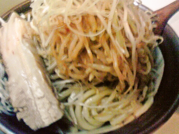 下の白いのが極太麺です。