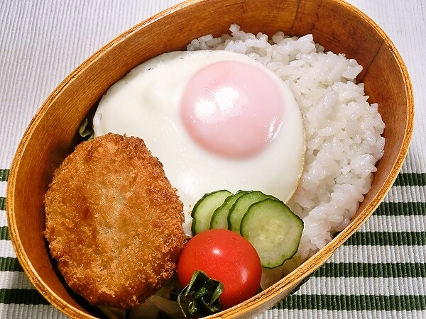 コロッケ目玉焼きべーん