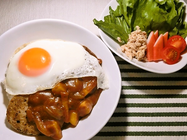 目玉焼きとハンバーグのカレー