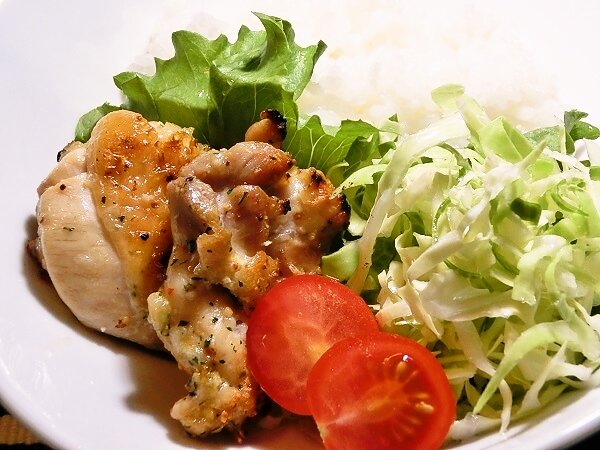 パリっとジューシー鶏もも肉のグリル焼き