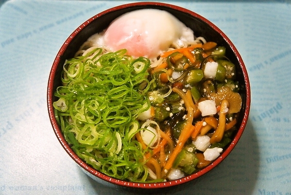 朝そば(温玉、オクラ白だし)