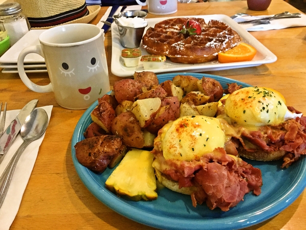 エッグベネディクトとワッフル    カフェカイラ(ハワイ)