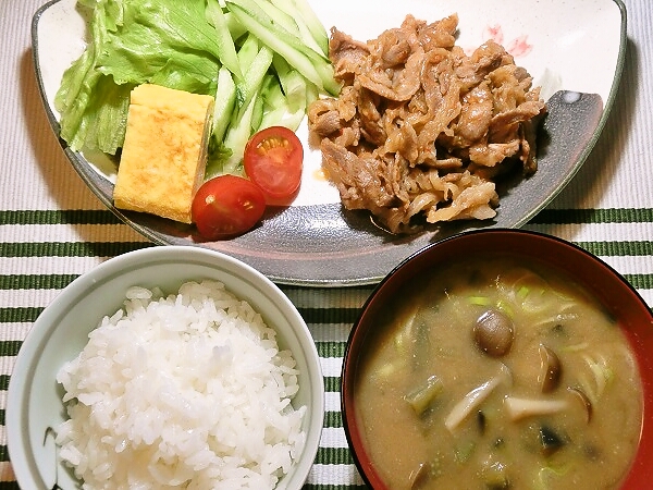 牛バラ味付け肉の晩ごはん