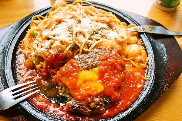 アツアツ鉄板のチーズハンバーグとナポリタン