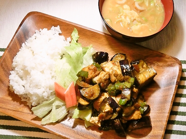 茄子と厚揚げの肉味噌炒めの晩ごはん