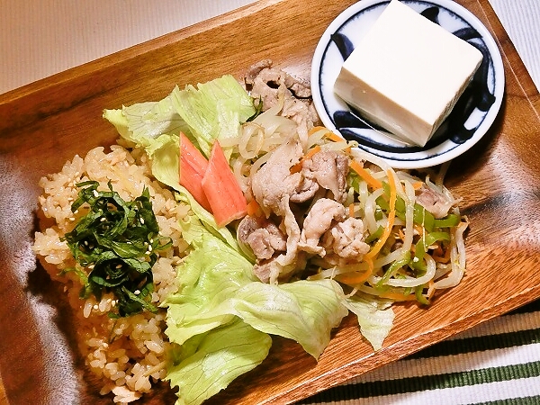 野菜炒めとツナと生姜の炊き込みご飯の晩ごはん