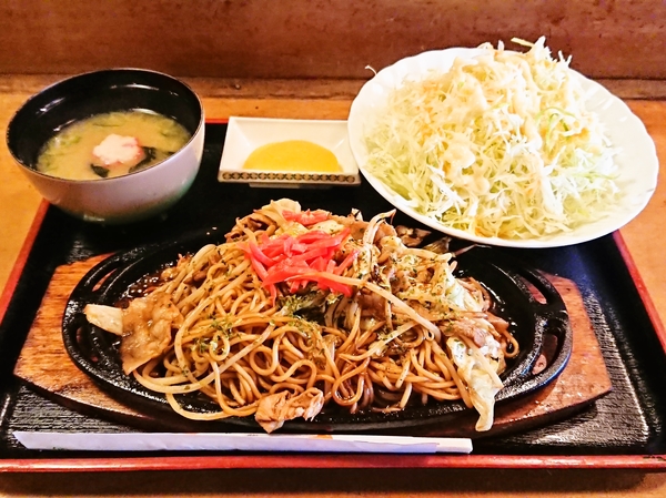 丹波茶屋＠福知山駅前の焼そば定食（ご飯をサラダにチェンジ）６７０円