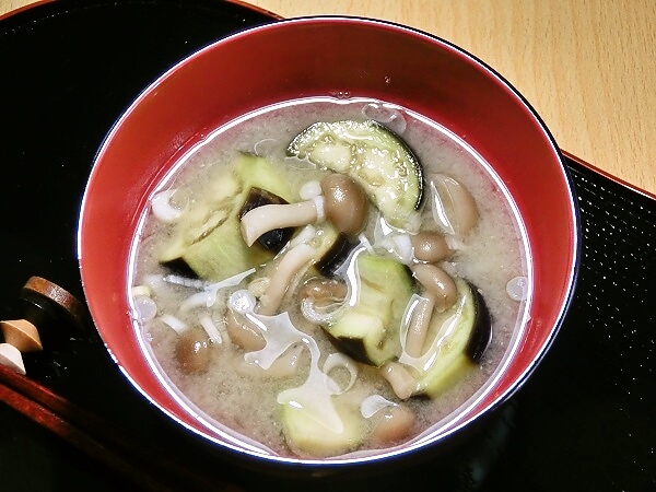 茄子としめじの味噌汁