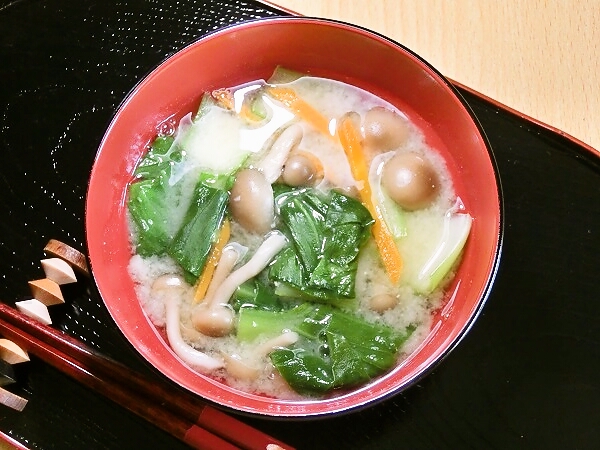 チンゲン菜としめじの味噌汁