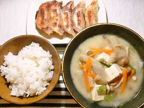 餃子と具だくさん味噌汁の晩ごはん