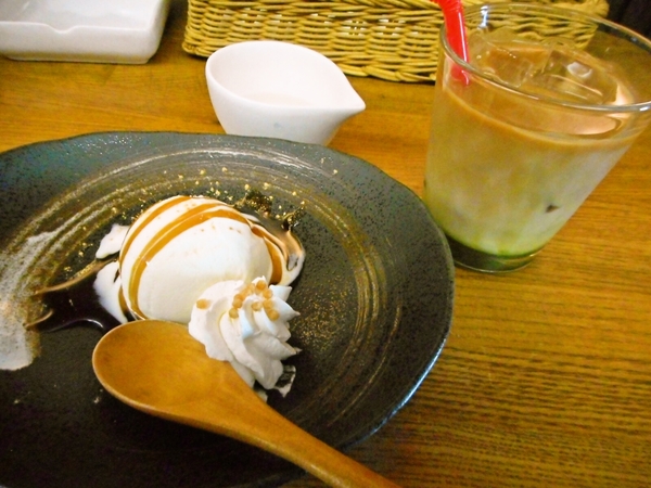 宇治抹茶のカフェオレ+ 黒蜜と黄粉のバニラアイス