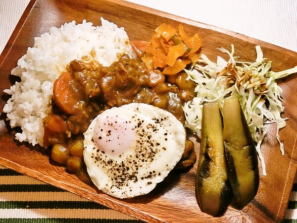 目玉焼きカレーと茄子の焼き浸し