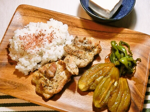 グリルチキンと茄子の照り焼きの晩ごはん