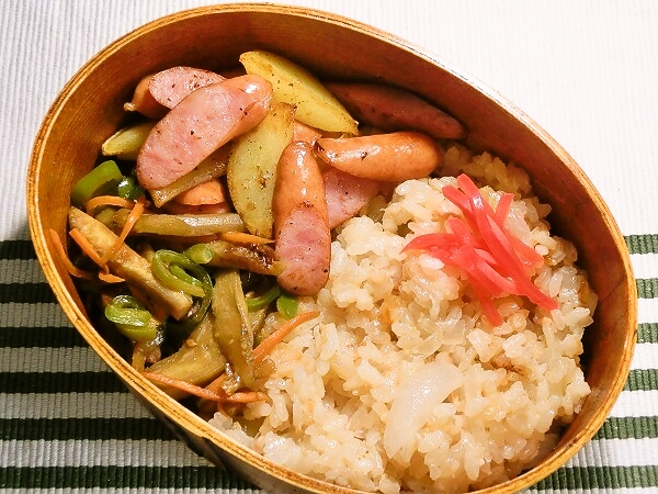 味噌でツナと玉ねぎの炊き込みご飯のお弁当