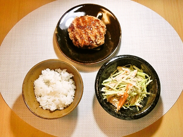 メンチとチキンサラダの晩ごはん