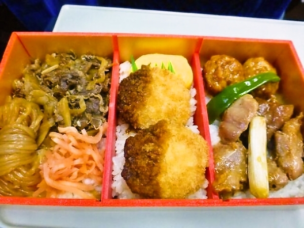 駅弁　東海道肉づくし（すき焼き、みそかつ、やきとり）