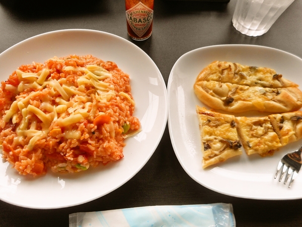 トマトリゾットとキノコとチーズのパン
