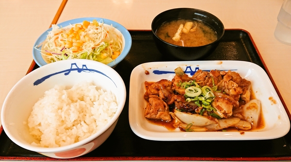 松屋の「鶏のバター醤油炒め定食」ライスミニ（６２０円）