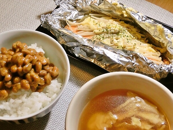 鮭のホイル焼きの晩ごはん
