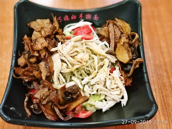 柳松茸と鶏肉冷麺　ーー　嫁の巧