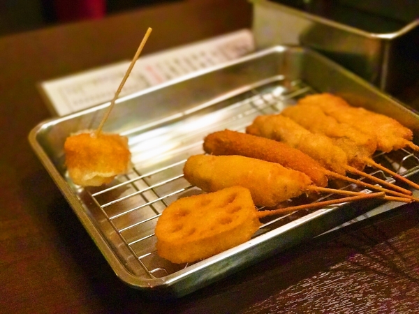 串かつはじけ家自慢の串かつ盛合せ