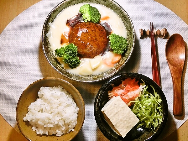 クリームシチューon卵入り照り焼きハンバーグ