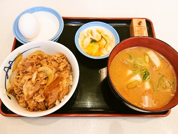 松屋の朝食(ミニ牛丼と豚汁セット)