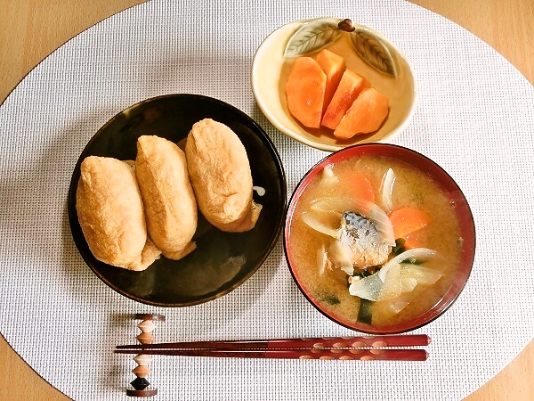 いなり寿司とサバの味噌汁の昼ご飯