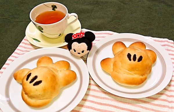 ABCクッキング ミッキーのグローブ型の焼きカレーパン