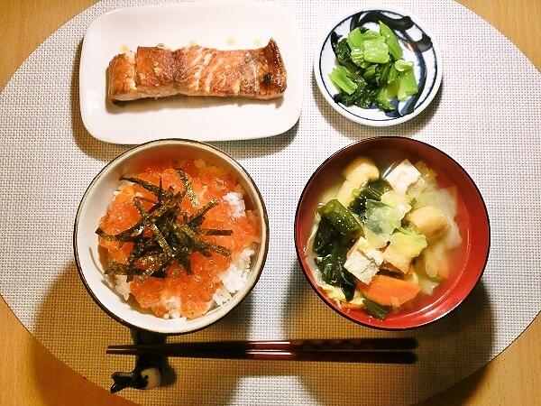 イクラ丼と鮭の塩焼きの晩ごはん