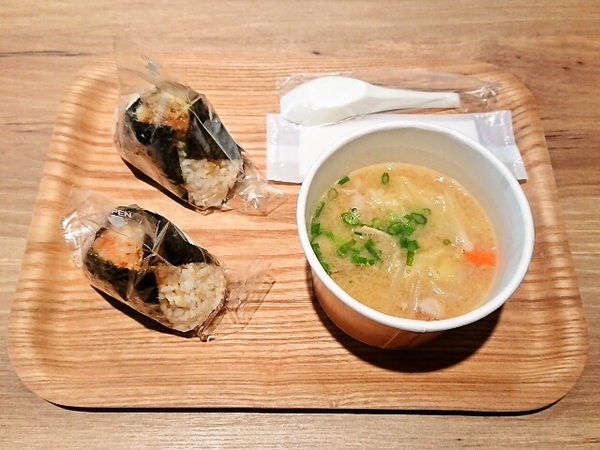 おにぎりと豚汁（カヤバヤ）