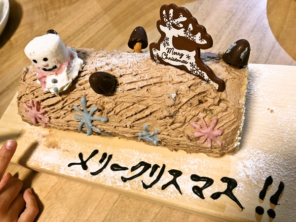 クリスマスケーキ。8歳の娘が製作。