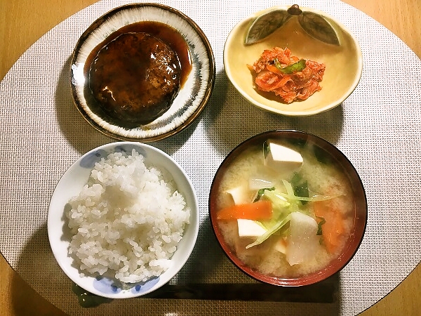 ハンバーグと具沢山味噌汁の晩ごはん