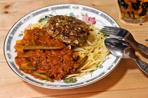 ミートソースパスタのハンバーグのせでランチ