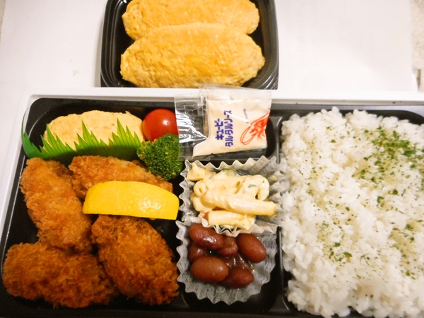 牡蠣フライ弁当とオムレツ