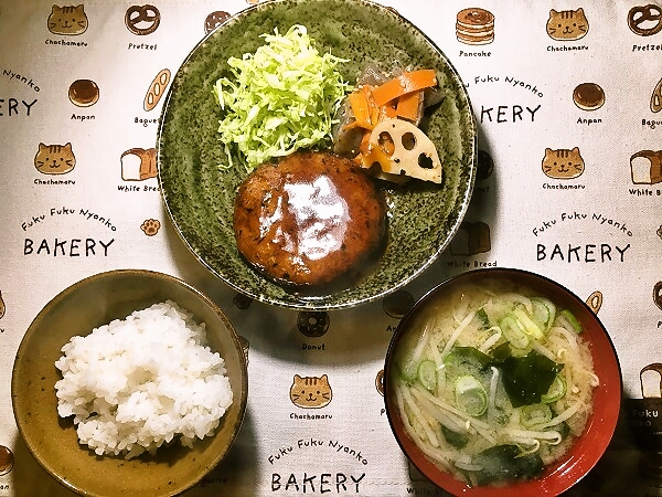 とろーり卵ハンバーグの晩ごはん