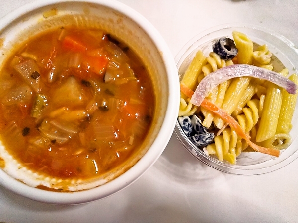 ミネストローネとペンネサラダ
