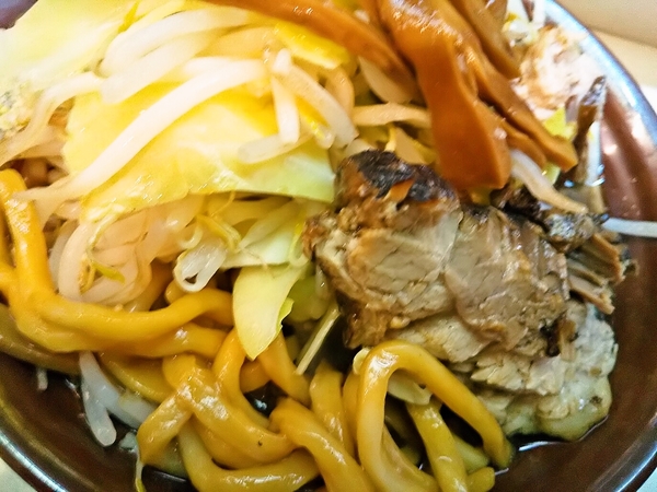 極太麺・野菜増量ラーメン