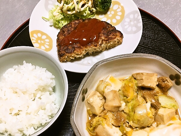 ハンバーグと白菜と豆腐の卵とじ
