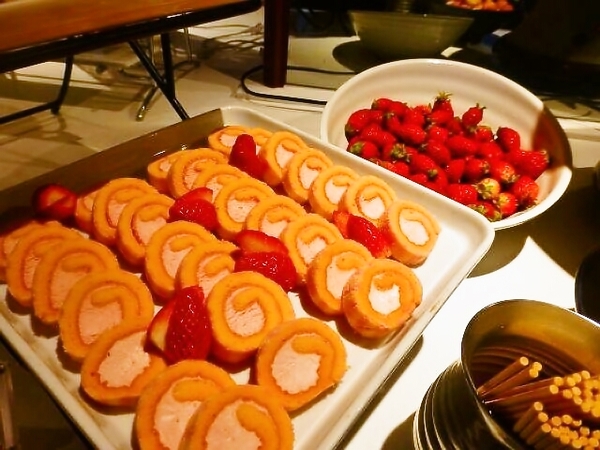 いちごのロールケーキ