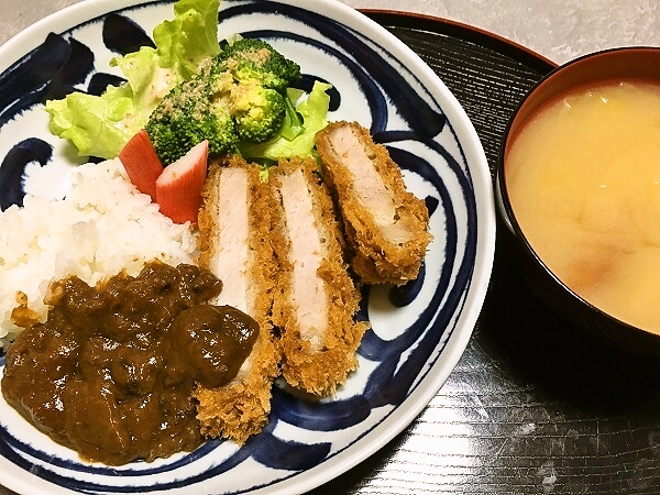 カツカレーと味噌汁