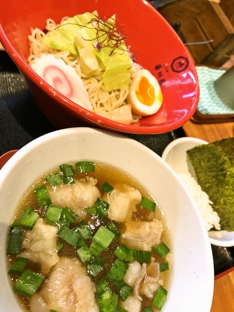 博多あご出汁モツつけソバ